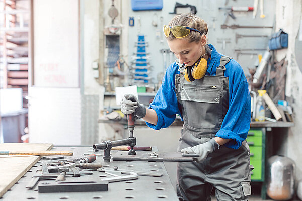 zu sehen ist eine Dame beim Arbeiten