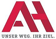 Unsere jahrelange Erfahrung in Hamburgs Metropolregion und den Wirtschaftszentren Bayerns hat unseren Charakter geprägt: die entspannte Souveränität des Nordens verschmilzt mit der Disziplin Bayerns und der Vielseitigkeit Frankens zu einer einzigartigen Identität.
Mit einer eigenen Flotte von über 50 Fahrzeugen – darunter Standard- und MEGA-Sattelzüge – beherrschen wir die Straßen zwischen Nord- und Süddeutschland. Dank modernster GPS-Überwachung haben wir unseren Fuhrpark stets im Blick, während wir mit Spezialtransporten neue Maßstäbe setzen: Überbreiten und -höhen bis 3 Meter, Code-XL-zertifizierte Auflieger, hochpräzise Sonderfahrten sowie Gefahrguttransporte inklusive Klasse 1.
Verlässlichkeit, Präzision und höchste Qualität – das ist unser täglicher Anspruch. 🚛✨ Unsere jahrelange Erfahrung in Hamburgs Metropolregion und den Wirtschaftszentren Bayerns hat unseren Charakter geprägt: die entspannte Souveränität des Nordens verschmilzt mit der Disziplin Bayerns und der Vielseitigkeit Frankens zu einer einzigartigen Identität.
Mit einer eigenen Flotte von über 50 Fahrzeugen – darunter Standard- und MEGA-Sattelzüge – beherrschen wir die Straßen zwischen Nord- und Süddeutschland. Dank modernster GPS-Überwachung haben wir unseren Fuhrpark stets im Blick, während wir mit Spezialtransporten neue Maßstäbe setzen: Überbreiten und -höhen bis 3 Meter, Code-XL-zertifizierte Auflieger, hochpräzise Sonderfahrten sowie Gefahrguttransporte inklusive Klasse 1.
Verlässlichkeit, Präzision und höchste Qualität – das ist unser täglicher Anspruch. 🚛✨