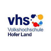 Die Volkshochschule Hofer Land ist die größte VHS in Oberfranken. Im Auftrag des Landkreises und der Stadt Hof gestalten wir die Erwachsenenbildung in der Region. Mit über 160 Mitarbeitenden und rund 300 freiberuflichen Dozentinnen bieten wir vielfältige Bildungsangebote für alle Lebensbereiche – für Bürgerinnen im Hofer Land, für Zugewanderte beim Neustart in Deutschland und für Schüler*innen an regionalen Schulen.