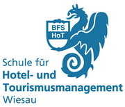 An der staatlichen Berufsfachschule für Hotel– und Tourismusmanagement Wiesau erhalten leistungsstarke und motivierte junge Damen und Herren ab dem mittleren Schulabschluss eine Doppelqualifikation: zusätzlich zur beruflichen Erstausbildung zum staatlich geprüften Assisten-ten für Hotelmanagement und Tourismusma-nagement die Studierfähigkeit in Form der allge-meinen Fachhochschulreife. Die Schule liegt im bayerischen Landkreis Tirschenreuth, Bezirk Oberpfalz. Neben allgemeinbildenden Inhalten wie z. B. mindestens 3 Fremdsprachen und Stan-dardsoftware liegt der Schwerpunkt der Ausbil-dung auf kaufmännischen Fächern (Rech-nungswesen, Marketing u. a.) sowie branchen-spezifischen Kenntnissen (Restaurantservice, Empfang, Etage, Projektmanagement, Reiseab-wicklung u. a.). Während der 3-jährigen Ausbil-dung sind mindestens 20 Wochen Betriebsprakti-ka auch im Ausland zu absolvieren. Abiturienten wird ein Duales Studium zum Bachelor of Arts in Tourismuswirtschaft in Kooperation mit der DIPLOMA-Hochschule am Studienzentrum Wie-sau angeboten. An der staatlichen Berufsfachschule für Hotel– und Tourismusmanagement Wiesau erhalten leistungsstarke und motivierte junge Damen und Herren ab dem mittleren Schulabschluss eine Doppelqualifikation: zusätzlich zur beruflichen Erstausbildung zum staatlich geprüften Assisten-ten für Hotelmanagement und Tourismusma-nagement die Studierfähigkeit in Form der allge-meinen Fachhochschulreife. Die Schule liegt im bayerischen Landkreis Tirschenreuth, Bezirk Oberpfalz. Neben allgemeinbildenden Inhalten wie z. B. mindestens 3 Fremdsprachen und Stan-dardsoftware liegt der Schwerpunkt der Ausbil-dung auf kaufmännischen Fächern (Rech-nungswesen, Marketing u. a.) sowie branchen-spezifischen Kenntnissen (Restaurantservice, Empfang, Etage, Projektmanagement, Reiseab-wicklung u. a.). Während der 3-jährigen Ausbil-dung sind mindestens 20 Wochen Betriebsprakti-ka auch im Ausland zu absolvieren. Abiturienten wird ein Duales Studium zum Bachelor of Arts in Tourismuswirtschaft in Kooperation mit der DIPLOMA-Hochschule am Studienzentrum Wie-sau angeboten.
